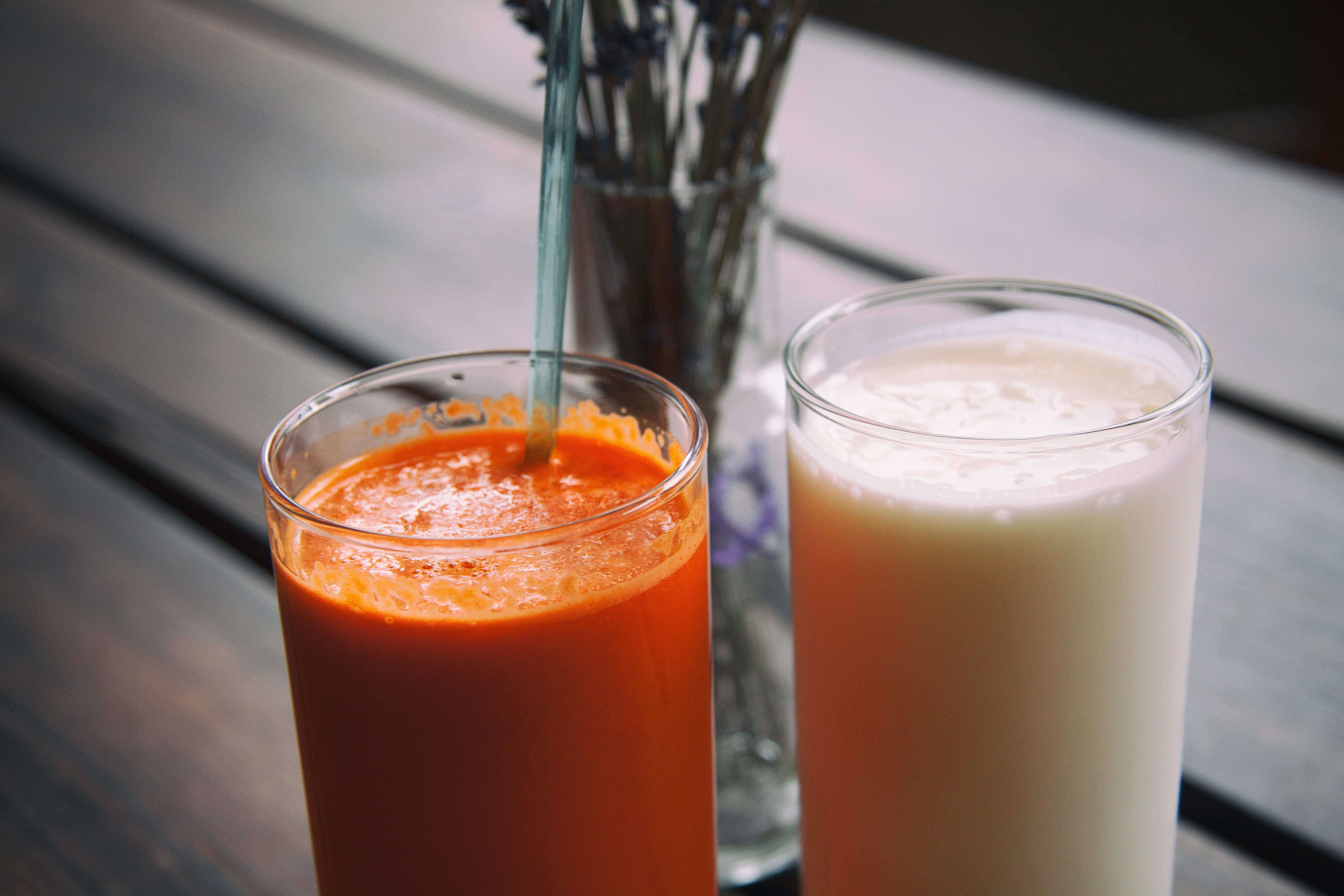 Томатный сок на ночь можно. Кефир. Сок с молоком. Молоко с морковью. Кефир с томатным соком.